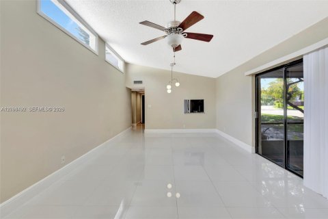 Villa ou maison à vendre à Tamarac, Floride: 2 chambres, 105.54 m2 № 2394677 - photo 2