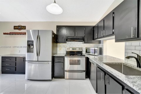 Villa ou maison à vendre à Tamarac, Floride: 2 chambres, 105.54 m2 № 2394677 - photo 4