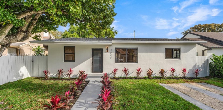 Дом в Майами, Флорида 3 спальни, 111.48м2 № 2048902