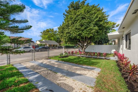 Купить виллу или дом в Майами, Флорида 3 спальни, 111.48м2, № 2048902 - фото 30