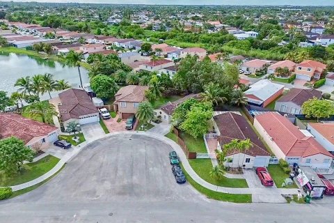 Casa en venta en Miami, Florida, 3 dormitorios, 130.62 m2 № 1965829 - foto 2