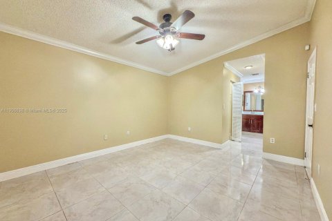 Casa en venta en Miami, Florida, 3 dormitorios, 130.62 m2 № 1965829 - foto 11