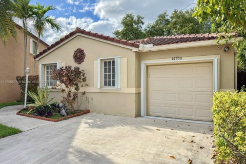 Casa en venta en Miami, Florida, 3 dormitorios, 130.62 m2 № 1965829 - foto 1