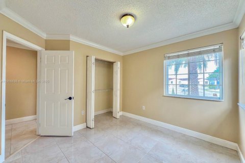 Casa en venta en Miami, Florida, 3 dormitorios, 130.62 m2 № 1965829 - foto 10