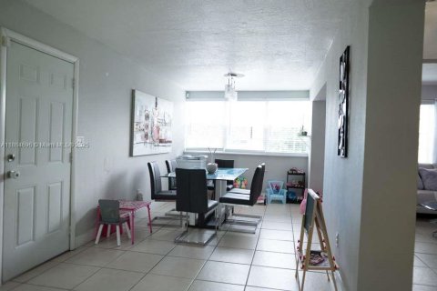 House in Miami Gardens, Florida 2 bedrooms, 88.26 sq.m. № 1930223 - photo 9