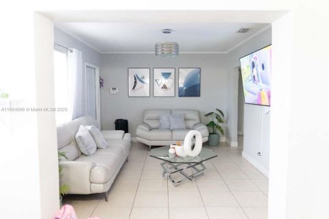 House in Miami Gardens, Florida 2 bedrooms, 88.26 sq.m. № 1930223 - photo 6