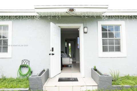 House in Miami Gardens, Florida 2 bedrooms, 88.26 sq.m. № 1930223 - photo 16