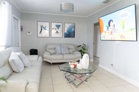 House in Miami Gardens, Florida 2 bedrooms, 88.26 sq.m. № 1930223 - photo 8