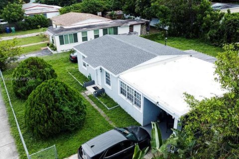 House in Miami Gardens, Florida 2 bedrooms, 88.26 sq.m. № 1930223 - photo 3