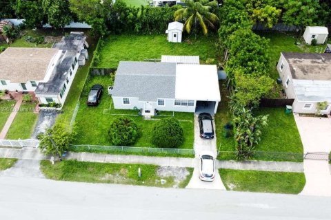 House in Miami Gardens, Florida 2 bedrooms, 88.26 sq.m. № 1930223 - photo 25
