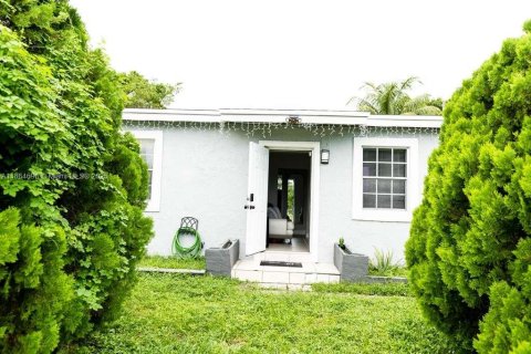 House in Miami Gardens, Florida 2 bedrooms, 88.26 sq.m. № 1930223 - photo 22