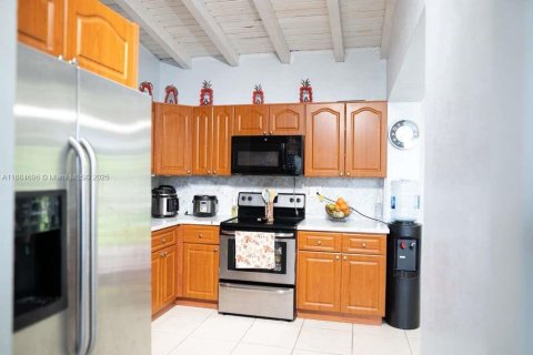 House in Miami Gardens, Florida 2 bedrooms, 88.26 sq.m. № 1930223 - photo 5