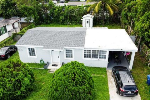 House in Miami Gardens, Florida 2 bedrooms, 88.26 sq.m. № 1930223 - photo 30