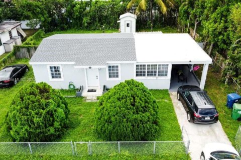 House in Miami Gardens, Florida 2 bedrooms, 88.26 sq.m. № 1930223 - photo 1