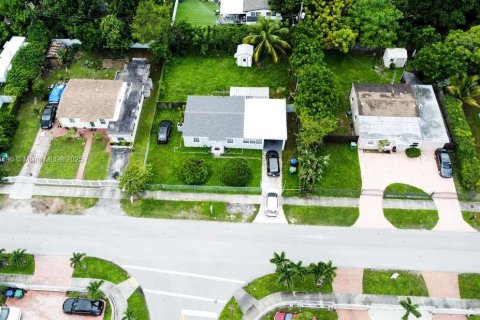 House in Miami Gardens, Florida 2 bedrooms, 88.26 sq.m. № 1930223 - photo 23
