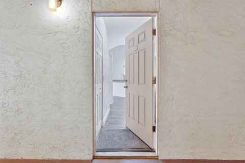 Condo in Altamonte Springs, Florida, 2 bedrooms  № 2230704 - photo 16