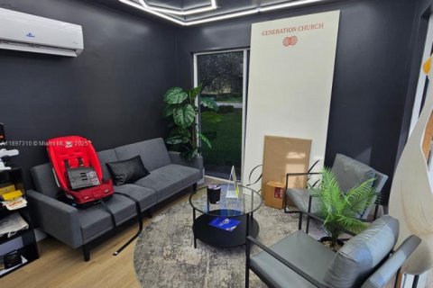 Immobilier commercial à vendre à Miami, Floride № 2038062 - photo 2