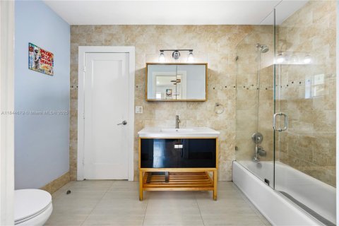 House in Miami, Florida 3 bedrooms, 229.28 sq.m. № 1842635 - photo 29