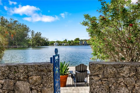 House in Miami, Florida 3 bedrooms, 229.28 sq.m. № 1842635 - photo 3