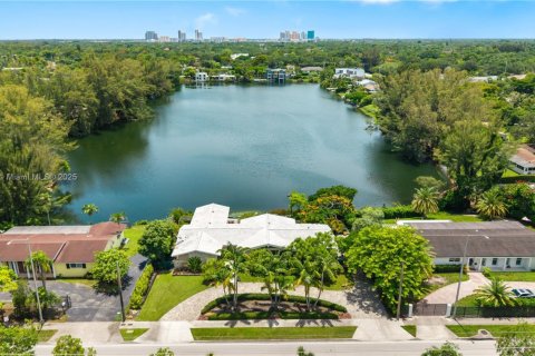 House in Miami, Florida 3 bedrooms, 229.28 sq.m. № 1842635 - photo 2