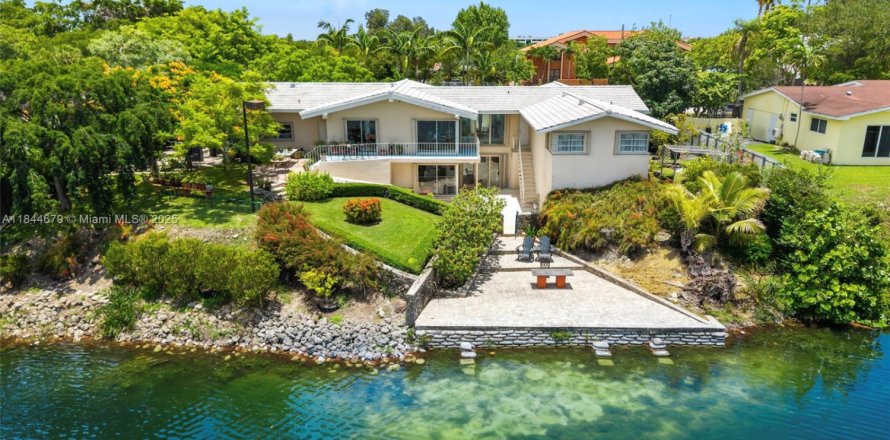 House in Miami, Florida 3 bedrooms, 229.28 sq.m. № 1842635