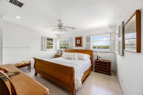 House in Miami, Florida 3 bedrooms, 229.28 sq.m. № 1842635 - photo 22