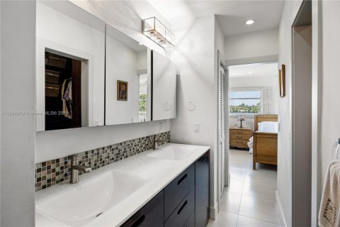 House in Miami, Florida 3 bedrooms, 229.28 sq.m. № 1842635 - photo 23