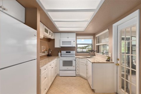Condo in Crystal River, Florida, 2 bedrooms  № 1903501 - photo 18