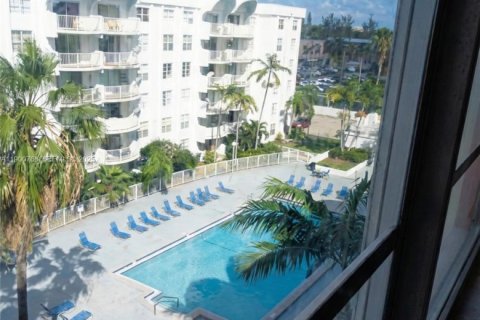 Condo in Miami, Florida, 2 bedrooms № 2081704 - photo 2