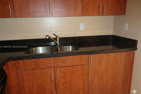 Condo in Miami, Florida, 2 bedrooms № 2081704 - photo 7