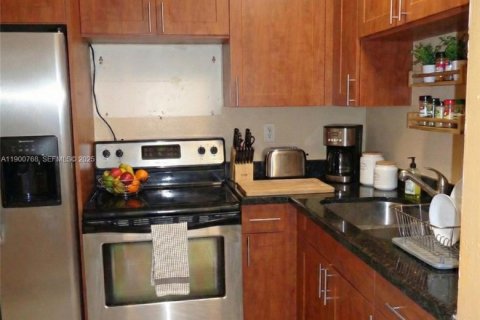 Condo in Miami, Florida, 2 bedrooms № 2081704 - photo 6