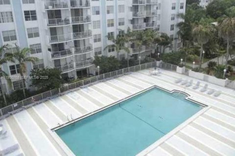 Condo in Miami, Florida, 2 bedrooms № 2081704 - photo 1