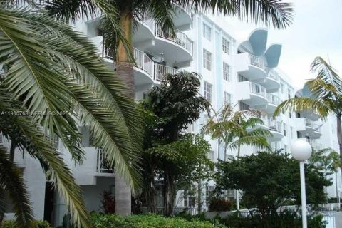 Condo in Miami, Florida, 2 bedrooms № 2081704 - photo 3