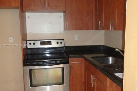 Condo in Miami, Florida, 2 bedrooms № 2081704 - photo 5