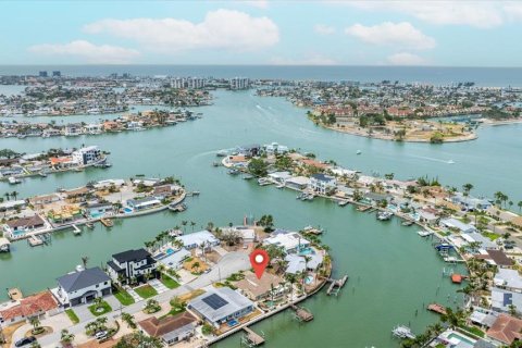 House in Saint Petersburg, Florida 4 bedrooms, 219.06 sq.m. № 1898646 - photo 1