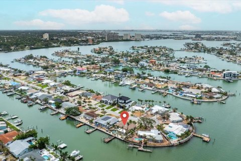 House in Saint Petersburg, Florida 4 bedrooms, 219.06 sq.m. № 1898646 - photo 14