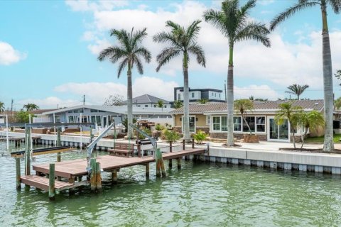 House in Saint Petersburg, Florida 4 bedrooms, 219.06 sq.m. № 1898646 - photo 3