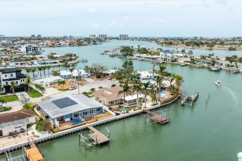 House in Saint Petersburg, Florida 4 bedrooms, 219.06 sq.m. № 1898646 - photo 11