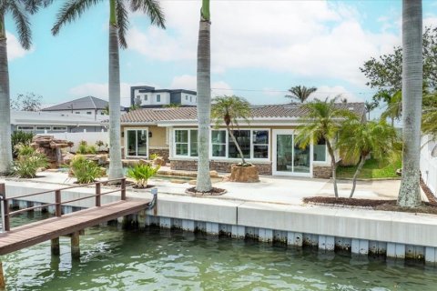 House in Saint Petersburg, Florida 4 bedrooms, 219.06 sq.m. № 1898646 - photo 4