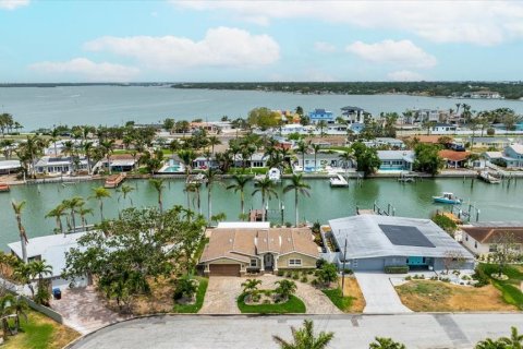 House in Saint Petersburg, Florida 4 bedrooms, 219.06 sq.m. № 1898646 - photo 17