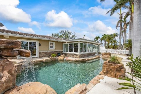 House in Saint Petersburg, Florida 4 bedrooms, 219.06 sq.m. № 1898646 - photo 7