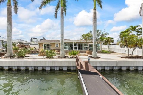 House in Saint Petersburg, Florida 4 bedrooms, 219.06 sq.m. № 1898646 - photo 5