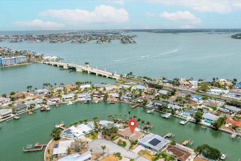 House in Saint Petersburg, Florida 4 bedrooms, 219.06 sq.m. № 1898646 - photo 16