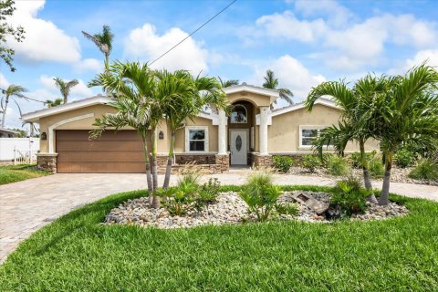 House in Saint Petersburg, Florida 4 bedrooms, 219.06 sq.m. № 1898646 - photo 2