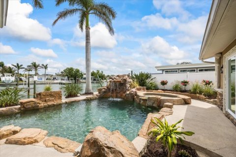 House in Saint Petersburg, Florida 4 bedrooms, 219.06 sq.m. № 1898646 - photo 8