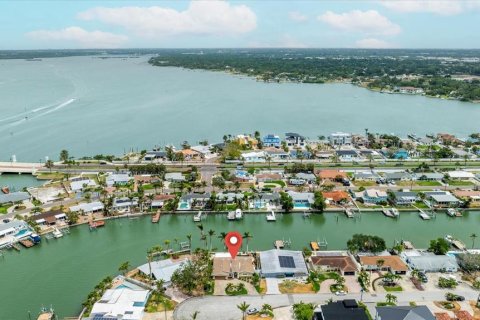 House in Saint Petersburg, Florida 4 bedrooms, 219.06 sq.m. № 1898646 - photo 15