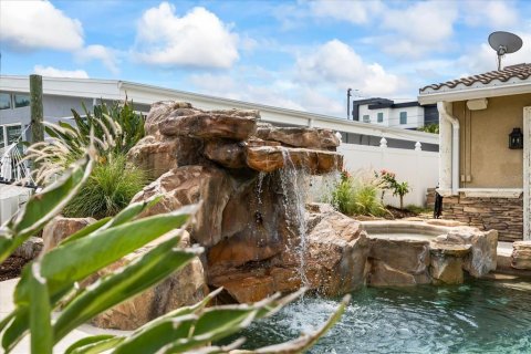 House in Saint Petersburg, Florida 4 bedrooms, 219.06 sq.m. № 1898646 - photo 10