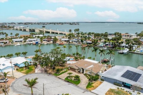 House in Saint Petersburg, Florida 4 bedrooms, 219.06 sq.m. № 1898646 - photo 13