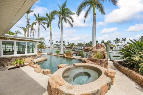 House in Saint Petersburg, Florida 4 bedrooms, 219.06 sq.m. № 1898646 - photo 9