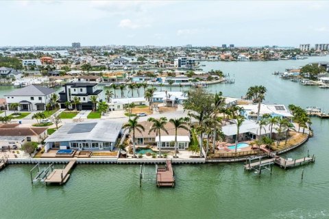 House in Saint Petersburg, Florida 4 bedrooms, 219.06 sq.m. № 1898646 - photo 12